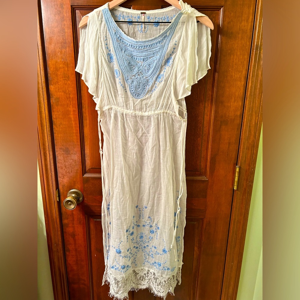 FREE PEOPLE Gorgeous Gauze embroidered sheer dress. Size S. Perfect for summer